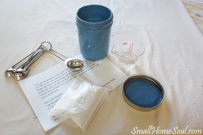 Chalky Paint Side Table makeover with Diva of DIY Chalk Mix turned this old boring table beautiful....www.smallhomesoul.com