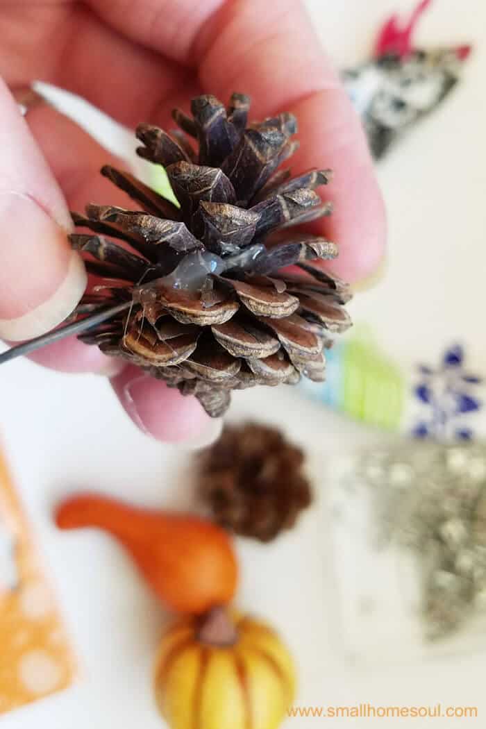 Fall decor updates are easy with Hot glue and paperclips for DIY picks. Fall wreath pumpkin wreath.