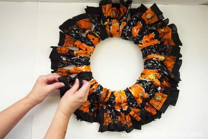 Fluff and adjust your halloween bandana wreath.