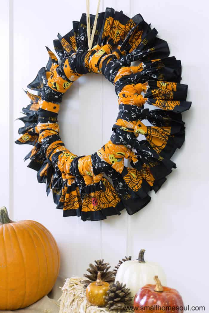 Display halloween bandana wreath with pumpkins.