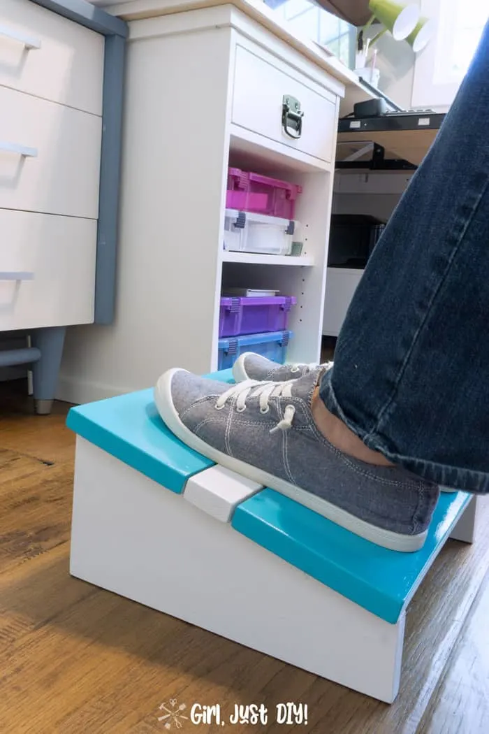 Easy DIY Foot Rest - office diys - under desk foot stools 